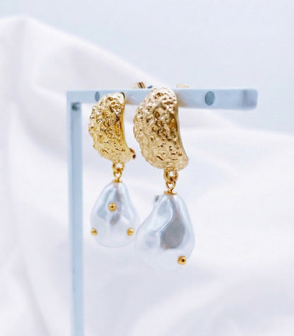 Vintage Hammered Baroque Pearl Drop Earrings - Gold/Silver