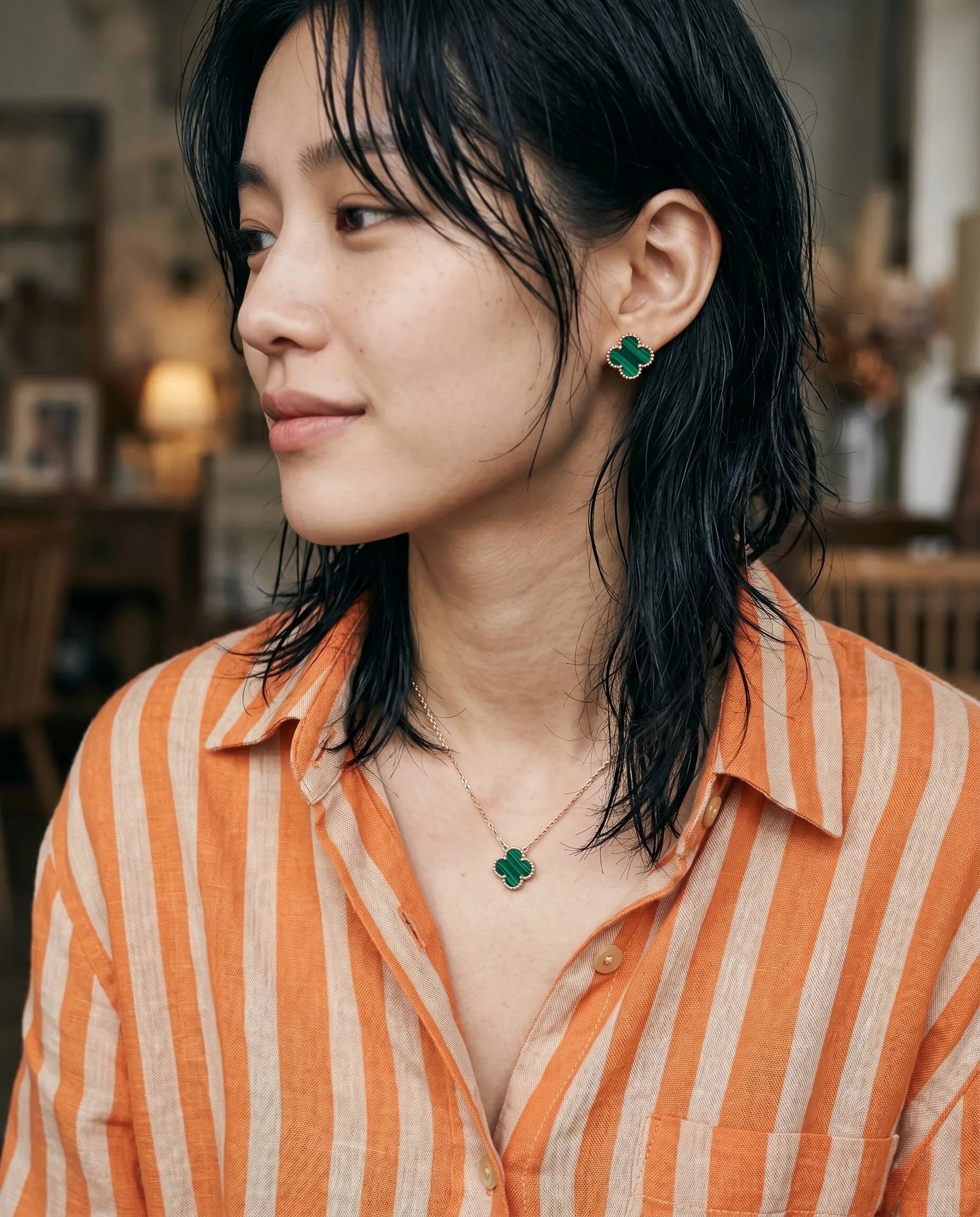 Vibey color-play malachite green clover stud earring 925 silver rose gold orange linen shirt K-fashion aesthetic