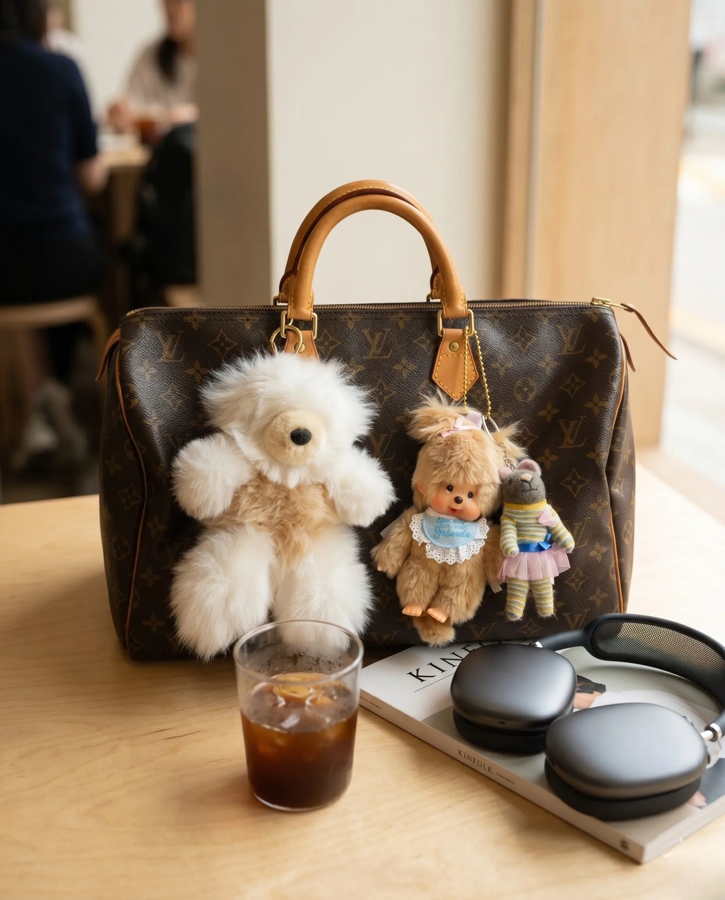 LV 스피디 + 몬치치 카페 컷
Urban kitsch K-fashion bag decoration inspo with 8ttitto8 alpaca bear keychain and Monchichi charm on vintage designer bag, cafe lifestyle aesthetic.