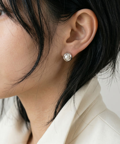 Single silver 3D Clover Swarovski Pearl Stud held in hand — ~13mm of Sporty Chic perfection, big enough to notice, effortless enough for every day.