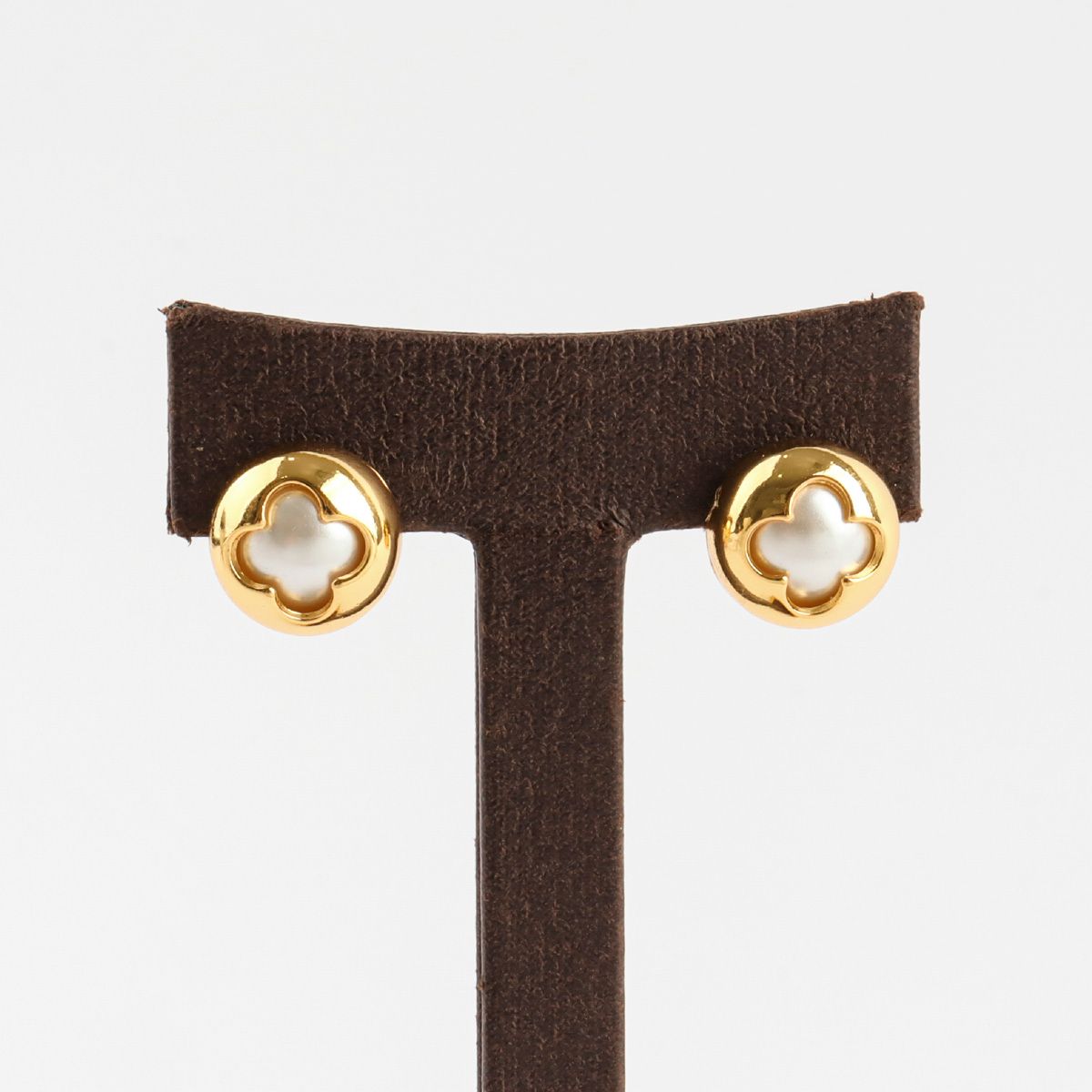3D Clover Shell Stud Earrings with Swarovski Pearl | Downtown Chic
