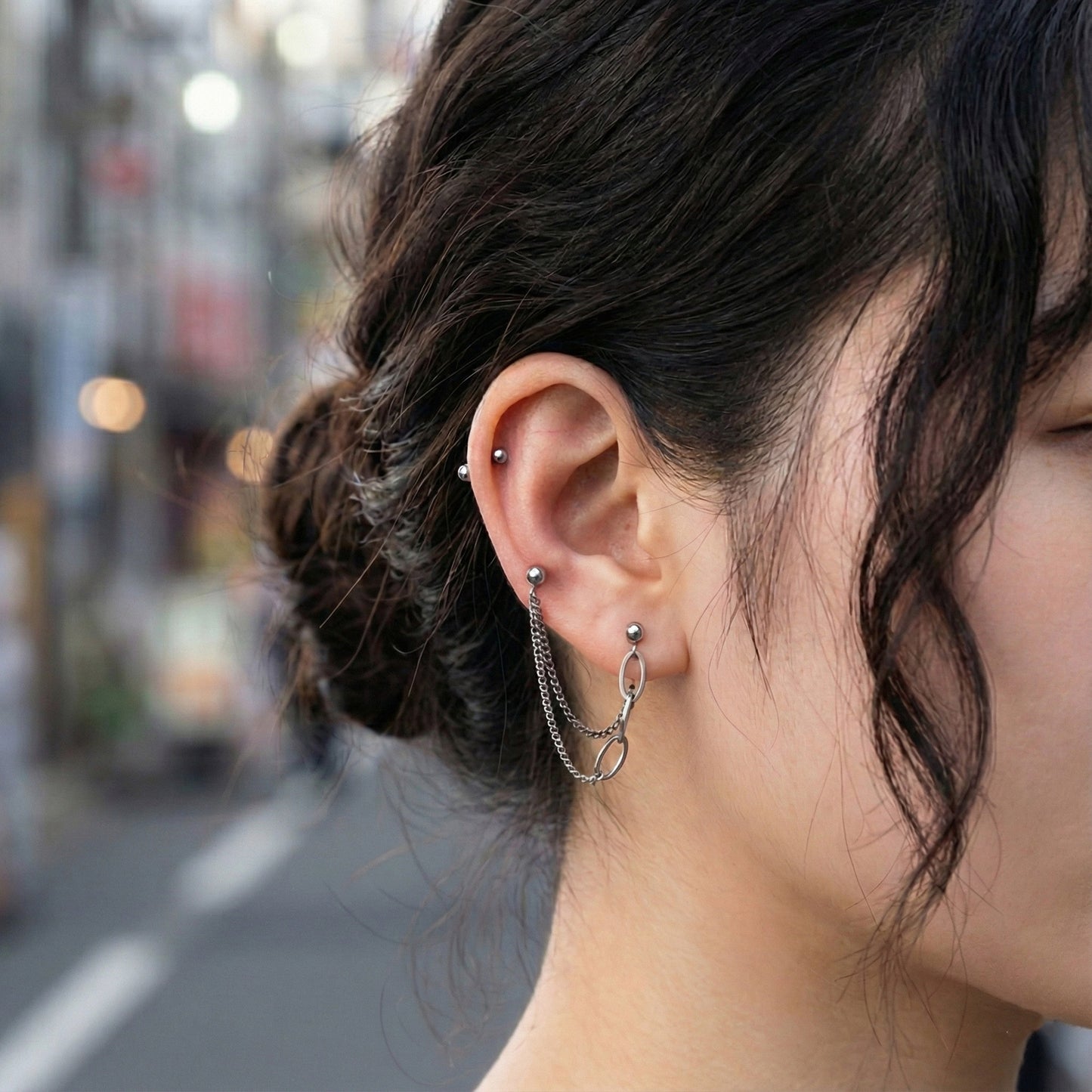 Link your lobe to your upper cartilage for a dramatic, diagonal chain effect—ideal for statement looks.