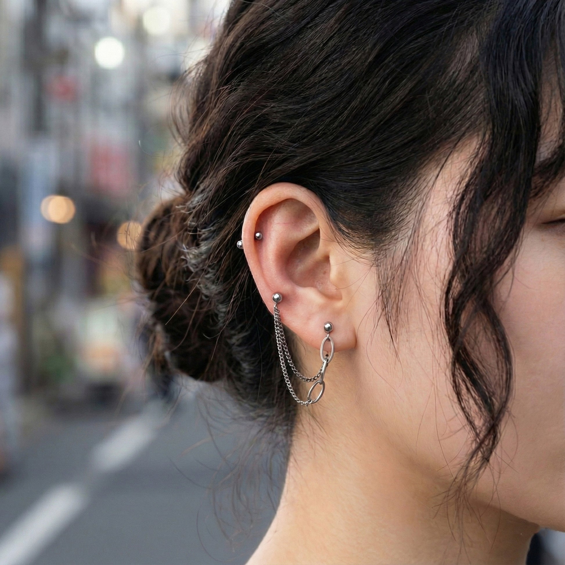 Link your lobe to your upper cartilage for a dramatic, diagonal chain effect—ideal for statement looks.