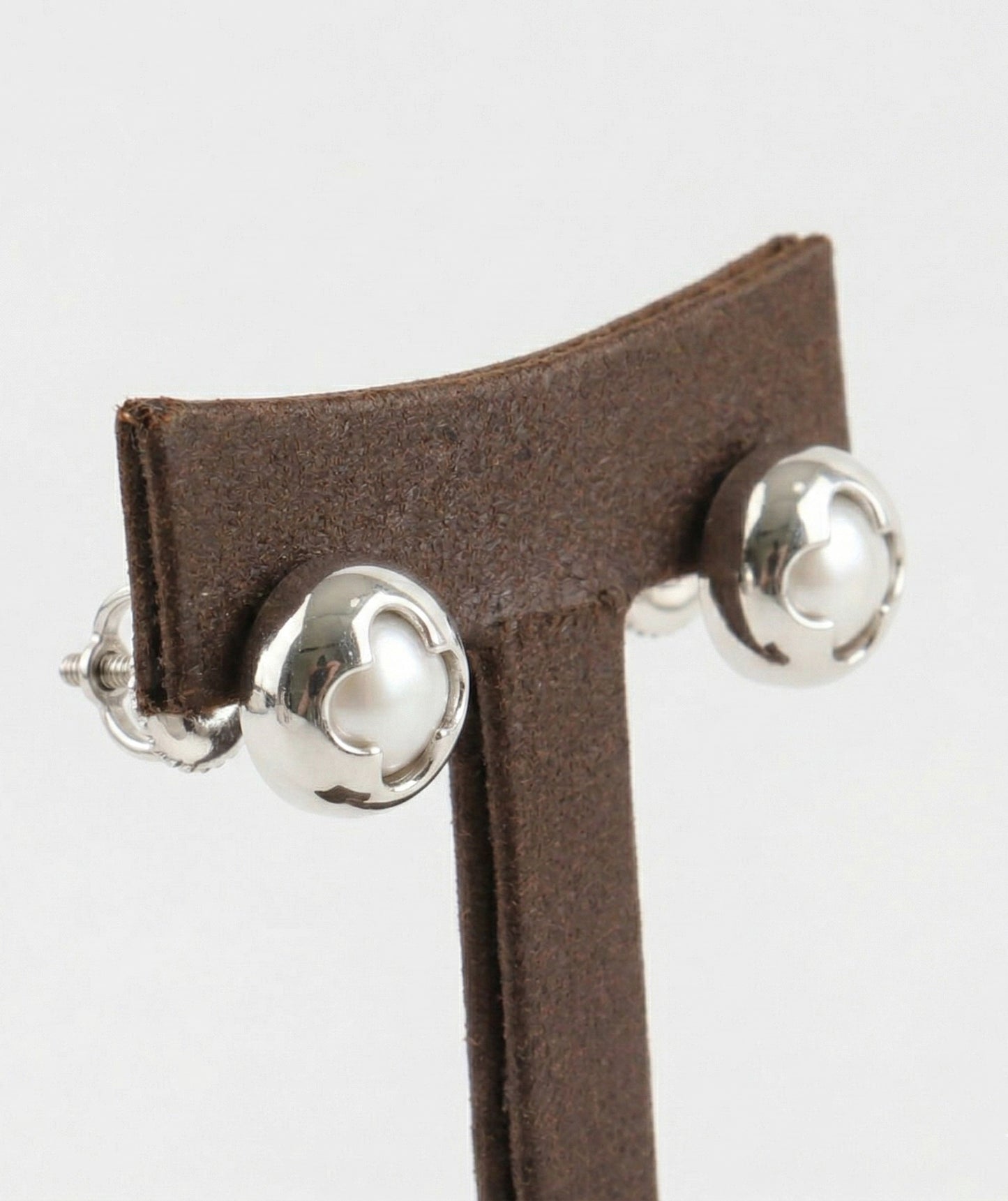 3D Clover Shell Stud Earrings with Swarovski Pearl | Downtown Chic