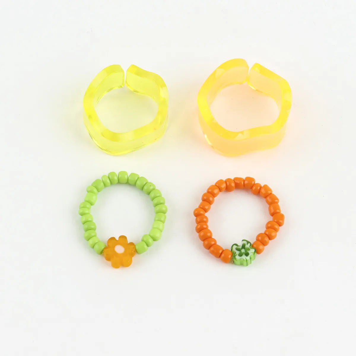 Y2K kidcore ring set inspo — chunky translucent wavy resin ring and flower seed bead ring, K-style summer jewelry by 8ttitto8.