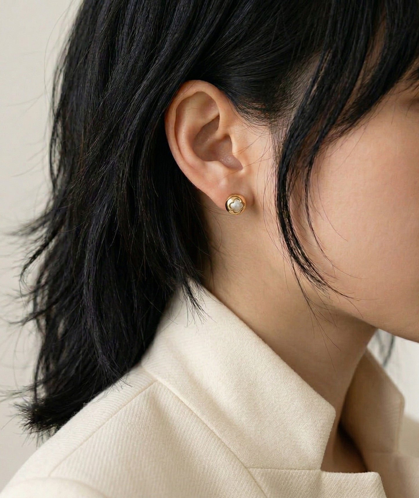 Gold Clover Pearl Studs showing S925 Sterling Silver Post detail — Swarovski Crystal Pearl set in high-polish brass, handcrafted in Seoul for the girl who notices the details.