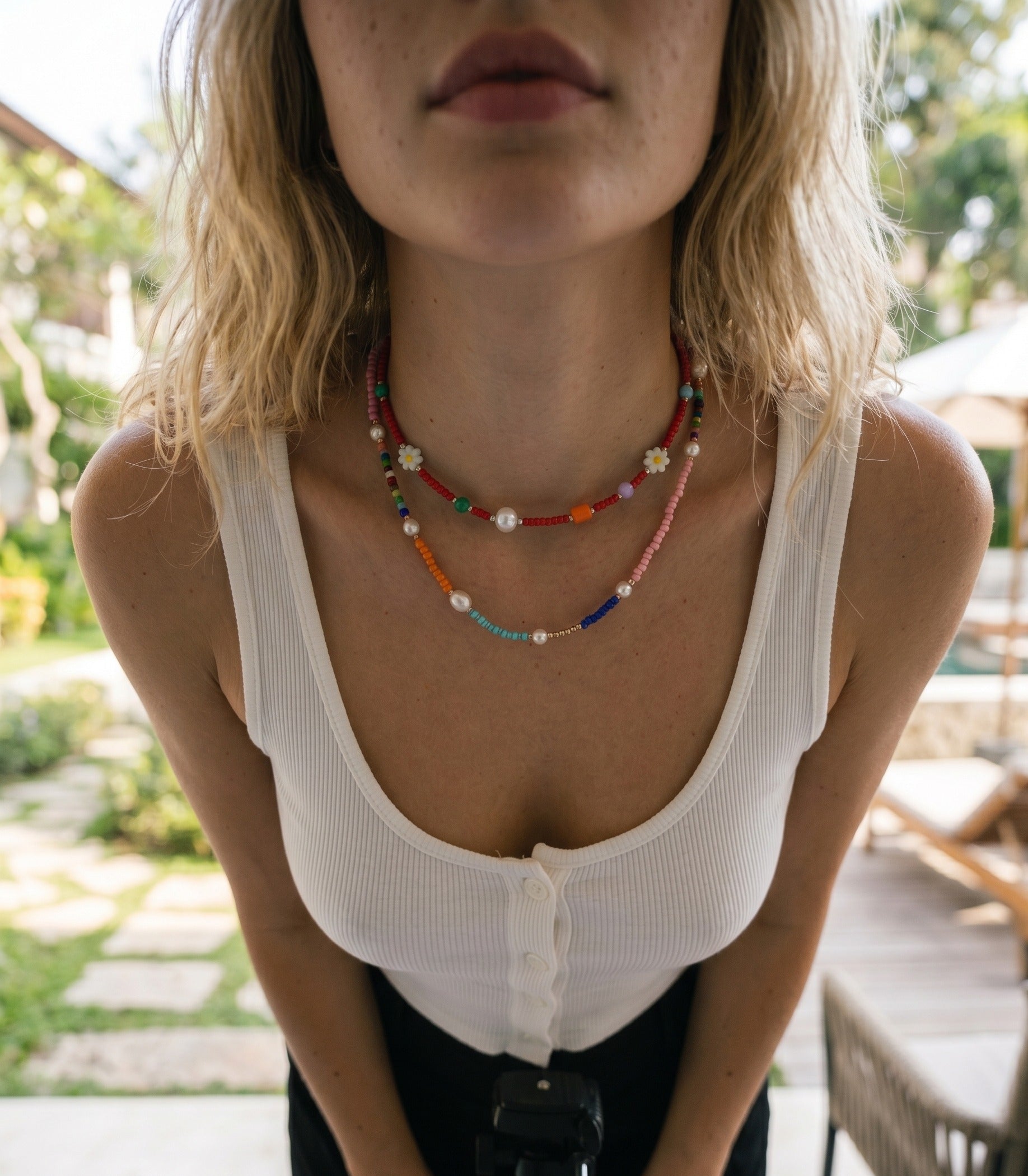 Western model white ribbed top layered colorful beaded necklace freshwater pearl bead choker K-inspired summer jewelry.