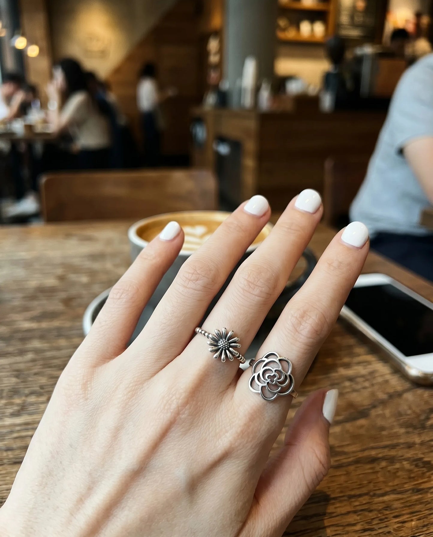 Floral ring stack bold camellia silver ring and daisy beaded ring two-finger layering 925 sterling silver K-style café 8ttitto8
