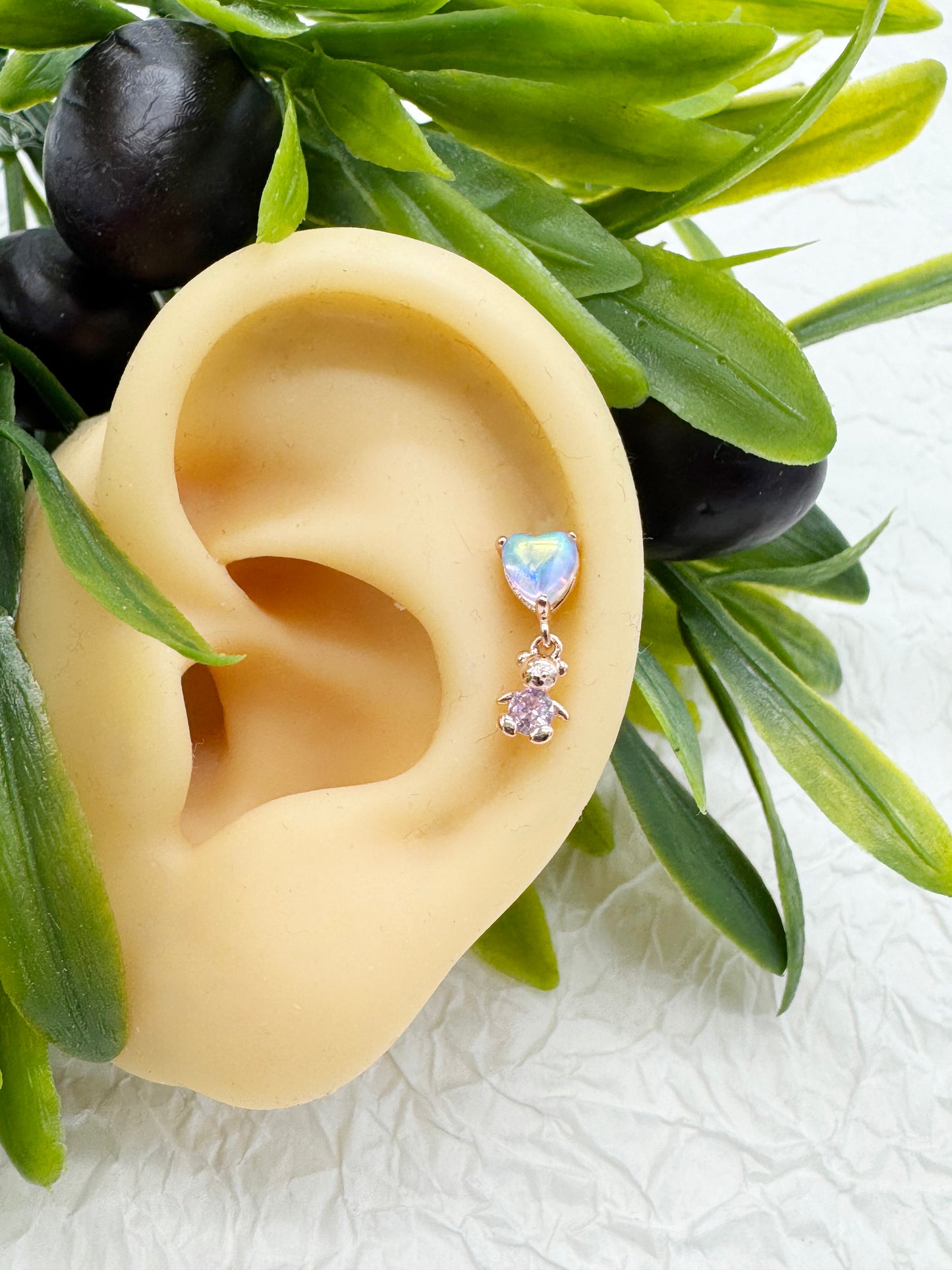 Iridescent Heart Bear Dangle Barbell – Kawaii Cartilage Piercing | Single