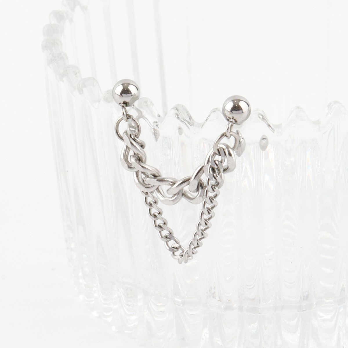 Edgy two-way chain barbell stud - detail shot