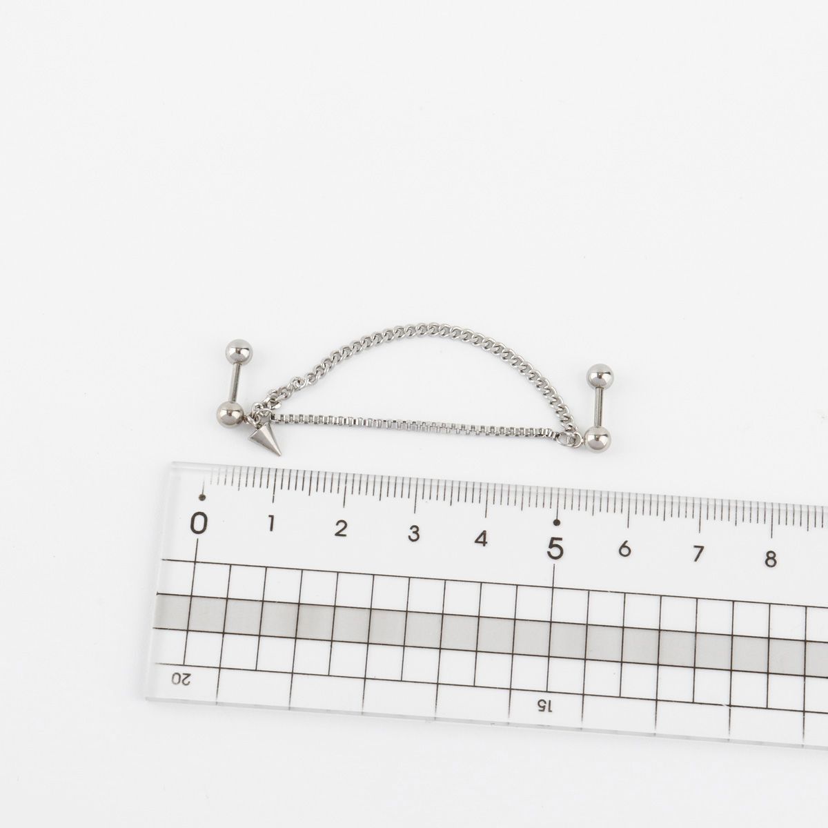 Size measurement showing 5-6cm chain length - the perfect drop ratio for balanced styling
