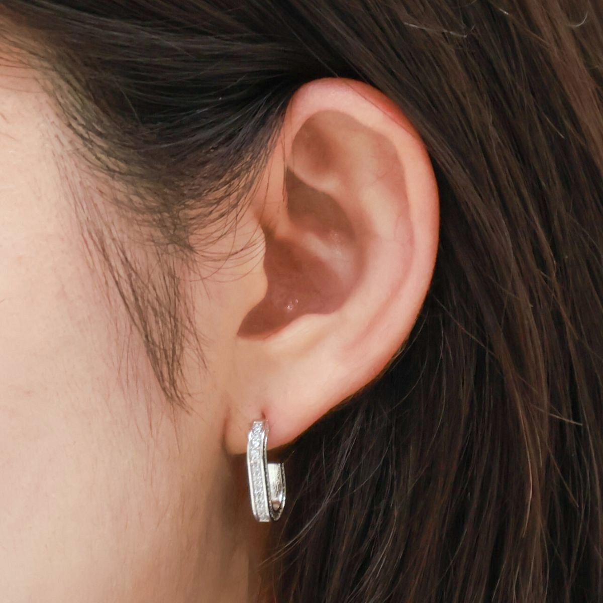 silver  oval drop stud earrings worn by mode